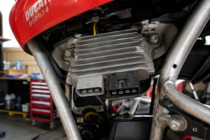 Régulateur de tension monté sous la coque arrière d'une Ducati 916 ST4 rouge