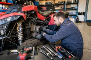 Mécanicien inspectant le moteur d'un quad pour évaluer sa fiabilité avant achat