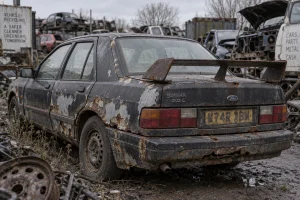 Ford Sierra tunée abandonnée en casse automobile, inspirée de la Vega Missyl